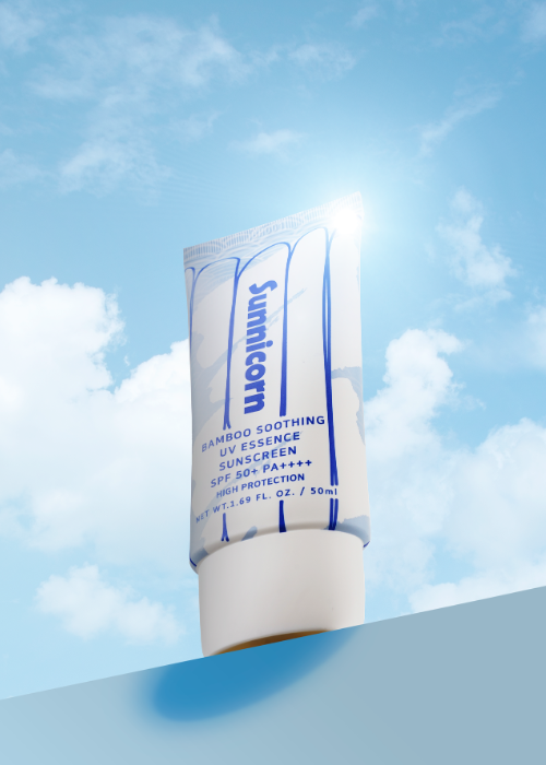 sunnicorn Bamboo Soothing UV Sun Essence SPF 50+ PA+ förpackning mot himmelen