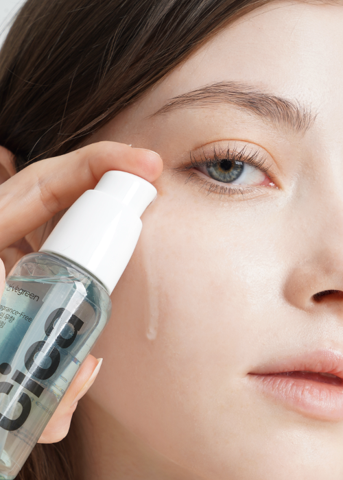 vegreen Fragrance-Free Cica Serum 50 ml flaska med modell 2