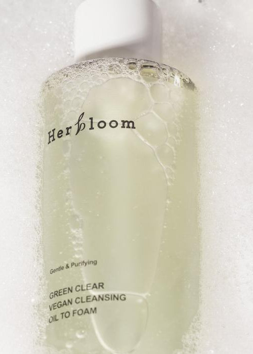 herbloom Green Clear Vegan Cleansing Oil to Foam 200 ml närbild på flaska i skum